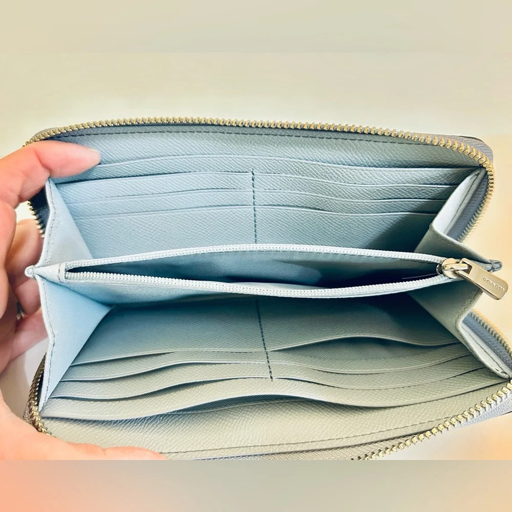 Coach Light Blue Leather Wallet.  Zipper Compartment w/Credit Card Slots. - Picture 4 of 8